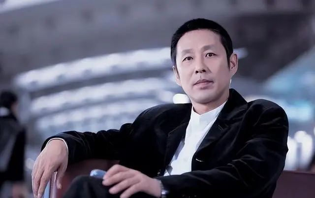 69岁不抽烟不喝酒陈道明难掩老态，清高人设崩塌？
