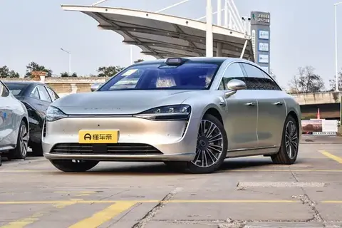 2024款享界S9与2025款奔驰E级对比：如何选择适合你的豪华轿车
