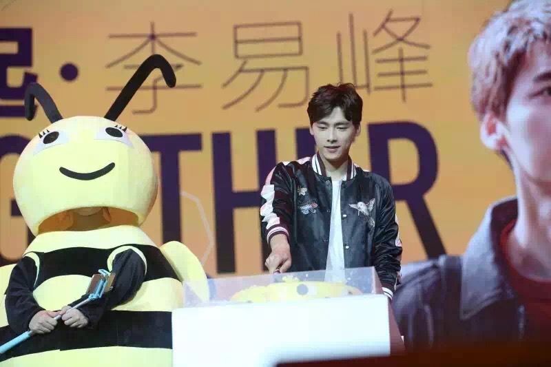李易峰演唱会内场价格_李易峰的演唱会2020_李易峰的歌迷见面会，温情满满