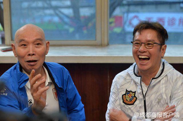 刘德华与足球的热爱与支持_刘德华喜欢的球队_刘德华踢足球的歌