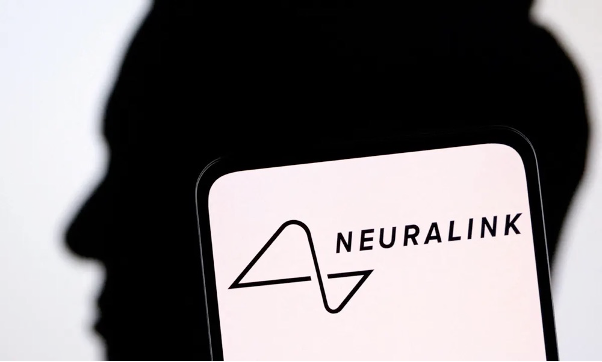 马斯克发明植入脑机接口_未来健康的新希望：马斯克宣布2025年Neuralink将为患者植入脑机设备_马斯克脑植入芯片