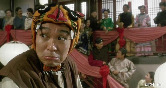 回溯1992年！周星驰审死官等经典常看常新，揭秘香港电影黄金时代众巨星辉煌历程