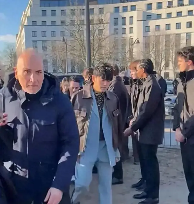 周杰伦出席时尚秀，展示个人风格_周杰伦出席活动视频_周杰伦时尚穿搭