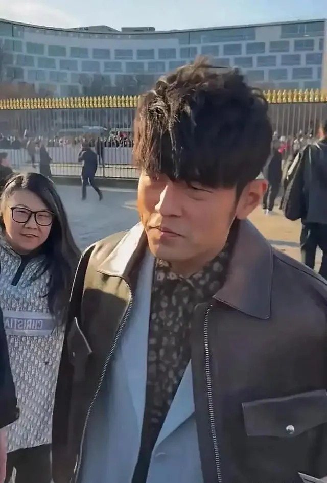 周杰伦出席活动视频_周杰伦时尚穿搭_周杰伦出席时尚秀，展示个人风格