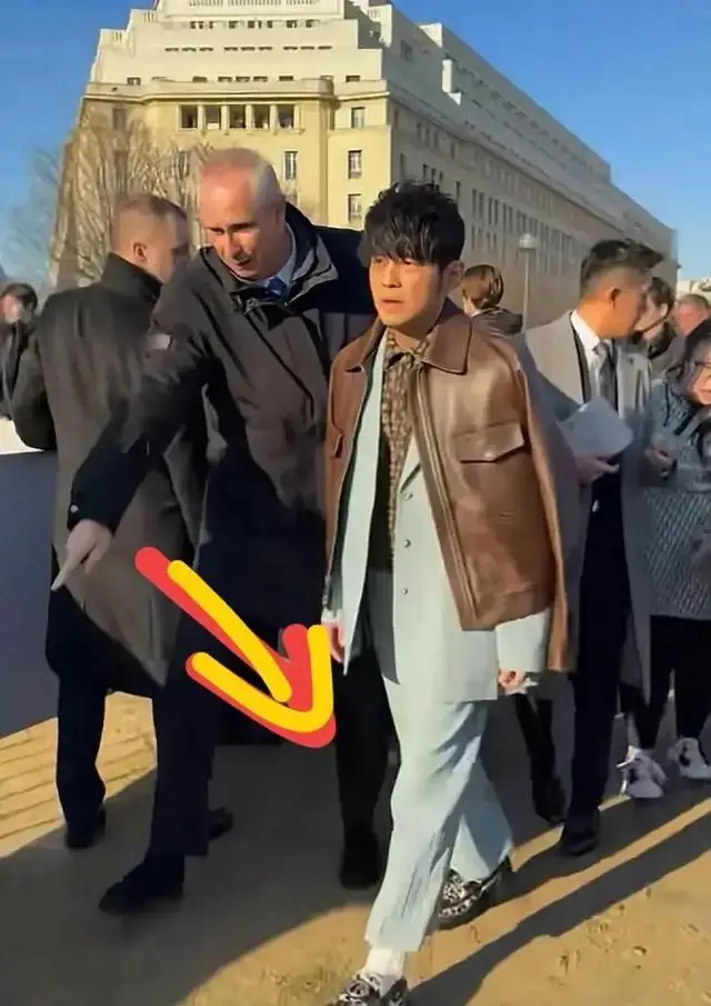 周杰伦出席活动视频_周杰伦出席时尚秀，展示个人风格_周杰伦时尚穿搭