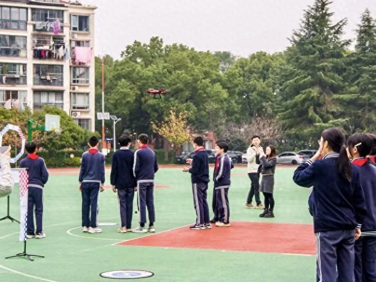 如何设计一场精彩的无人机表演？_无人精彩表演机设计图_表演型无人机价格