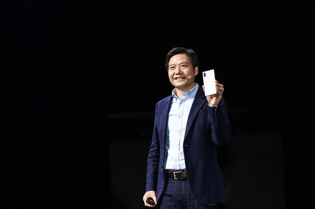 雷军与小米的奋斗历程：从金山到港交所上市，8周年代表作小米8引领网络热潮