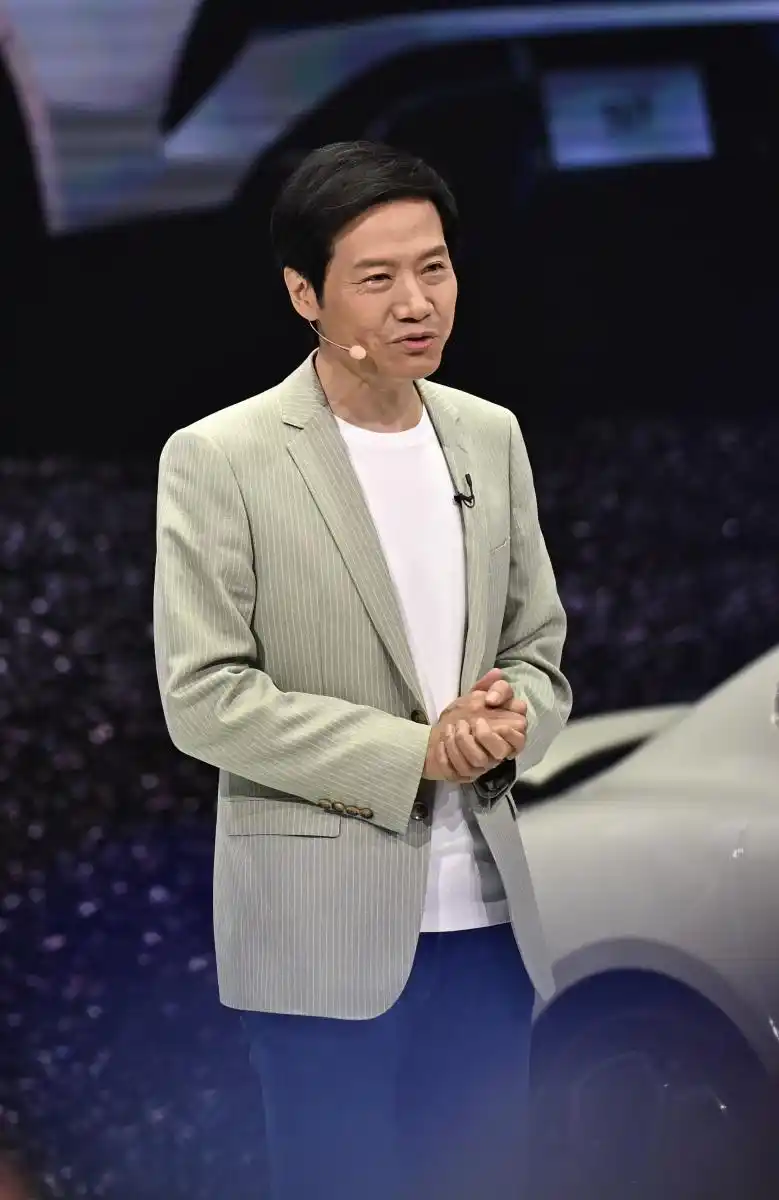 揭秘雷军成功营销的秘籍：谦逊诚恳与创新思维的完美结合